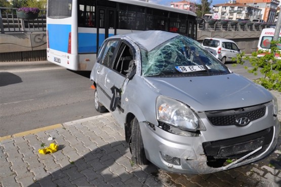 Aniden Dönüş Yapan Otomobil Sürücüsü Önce Ağacı Devirdi Sonra da Takla Attı! 1 Yaralı!