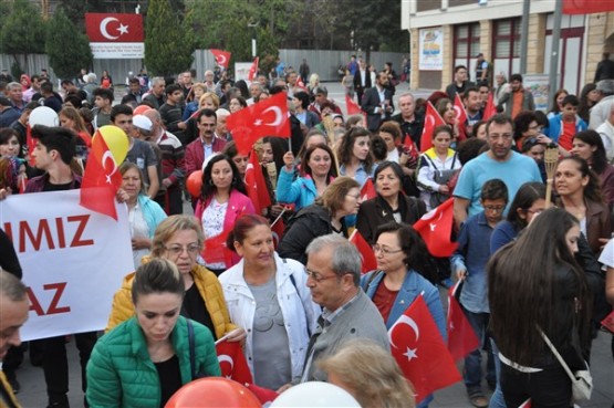 Uşak Halkı 23 Nisan'ı; Fener Alayı İle, Davul Zurna Eşliğinde Yürüyerek, Coşku İçinde Kutladı