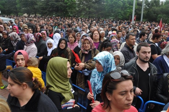 Uşak'ta mahşeri kalabalık şehidini toprağa verirken adeta bağrına bastı!