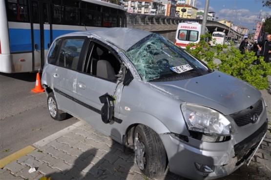 Aniden Dönüş Yapan Otomobil Sürücüsü Önce Ağacı Devirdi Sonra da Takla Attı! 1 Yaralı!