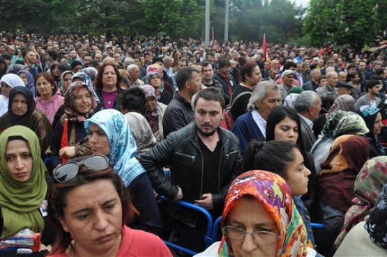 Uşak'ta mahşeri kalabalık şehidini toprağa verirken adeta bağrına bastı!