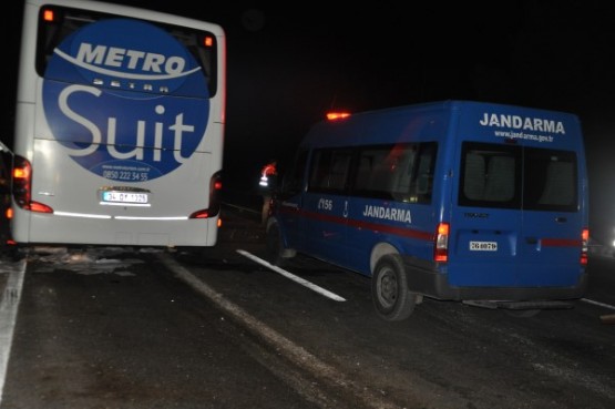 Yolcu otobüsünün çarptığı kamyon, ikiye ayrıldı! 1 ölü, 12 yaralı!