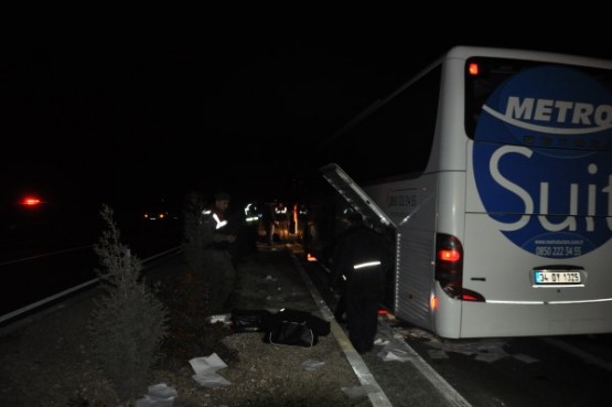 Yolcu otobüsünün çarptığı kamyon, ikiye ayrıldı! 1 ölü, 12 yaralı!