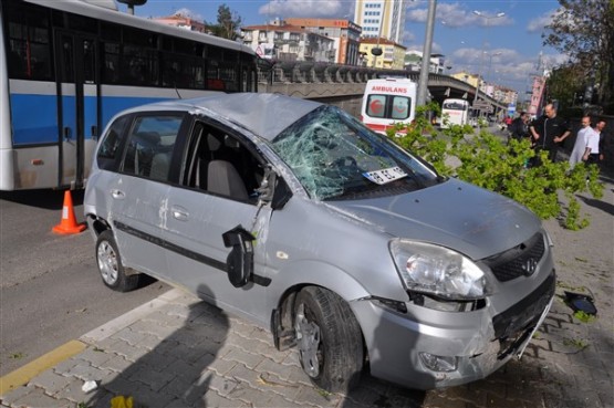 Aniden Dönüş Yapan Otomobil Sürücüsü Önce Ağacı Devirdi Sonra da Takla Attı! 1 Yaralı!