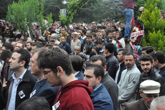 Uşak'ta mahşeri kalabalık şehidini toprağa verirken adeta bağrına bastı!