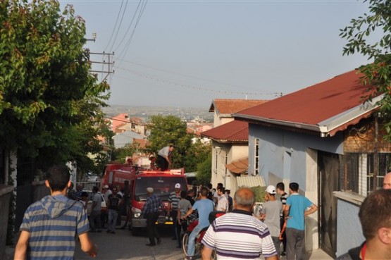 Uşak’ta bir evde çıkan yangın mahalleliyi korkuttu!