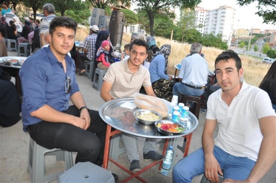 Uşaklı vefakar evlat, iş kazasında hayatını kaybeden annesi için iftar verdi!