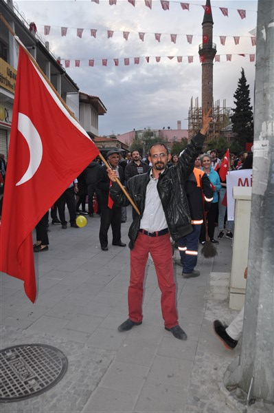 Uşak Halkı 23 Nisan'ı; Fener Alayı İle, Davul Zurna Eşliğinde Yürüyerek, Coşku İçinde Kutladı