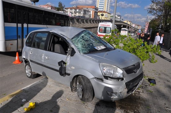 Aniden Dönüş Yapan Otomobil Sürücüsü Önce Ağacı Devirdi Sonra da Takla Attı! 1 Yaralı!