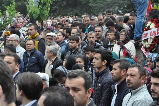 Uşak'ta mahşeri kalabalık şehidini toprağa verirken adeta bağrına bastı!