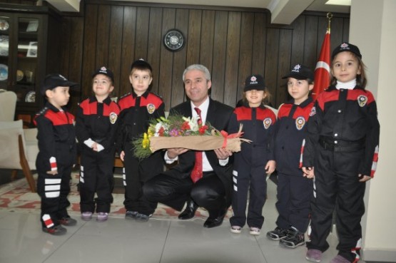 Dev yürekli minikler, Uşak Polisine taziye ziyaretinde bulundu!