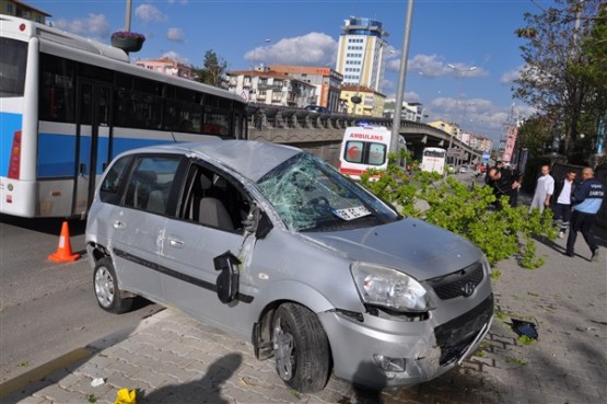 Aniden Dönüş Yapan Otomobil Sürücüsü Önce Ağacı Devirdi Sonra da Takla Attı! 1 Yaralı!