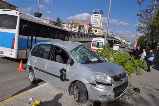 Aniden Dönüş Yapan Otomobil Sürücüsü Önce Ağacı Devirdi Sonra da Takla Attı! 1 Yaralı!