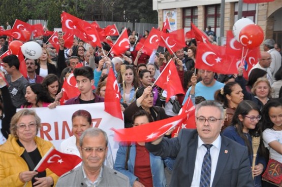 Uşak Halkı 23 Nisan'ı; Fener Alayı İle, Davul Zurna Eşliğinde Yürüyerek, Coşku İçinde Kutladı