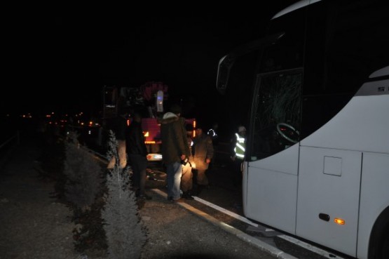 Yolcu otobüsünün çarptığı kamyon, ikiye ayrıldı! 1 ölü, 12 yaralı!