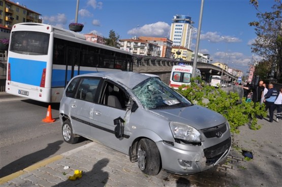 Aniden Dönüş Yapan Otomobil Sürücüsü Önce Ağacı Devirdi Sonra da Takla Attı! 1 Yaralı!