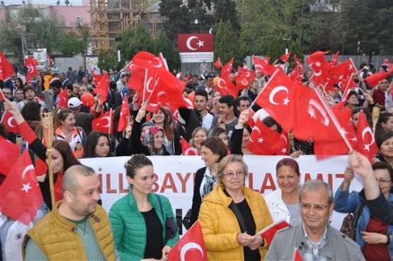 Uşak Halkı 23 Nisan'ı; Fener Alayı İle, Davul Zurna Eşliğinde Yürüyerek, Coşku İçinde Kutladı