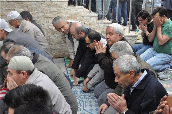 Uşak'ta mahşeri kalabalık şehidini toprağa verirken adeta bağrına bastı!