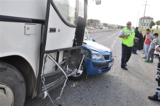 İşçi Servisi Önüne Çıkan Otomobile Çarptı! 1 Ölü