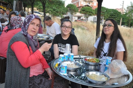 Uşaklı vefakar evlat, iş kazasında hayatını kaybeden annesi için iftar verdi!