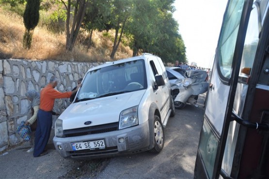 Uşak'ta zincirleme kaza! 15 araç birbirine girdi, 11 yaralı!