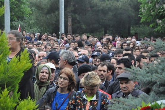 Uşak'ta mahşeri kalabalık şehidini toprağa verirken adeta bağrına bastı!