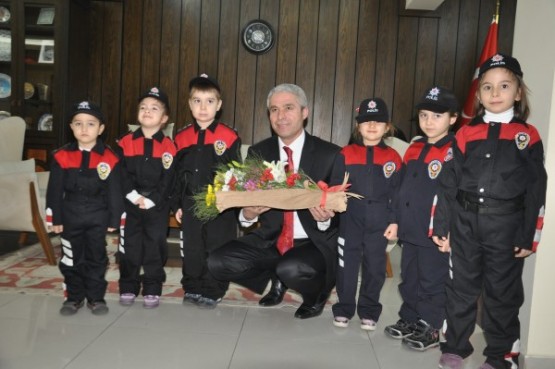 Dev yürekli minikler, Uşak Polisine taziye ziyaretinde bulundu!