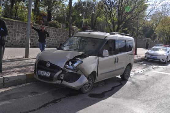 Aniden Dönüş Yapan Otomobil Sürücüsü Önce Ağacı Devirdi Sonra da Takla Attı! 1 Yaralı!