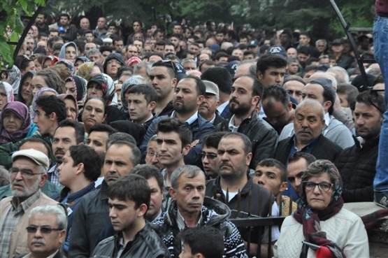 Uşak'ta mahşeri kalabalık şehidini toprağa verirken adeta bağrına bastı!