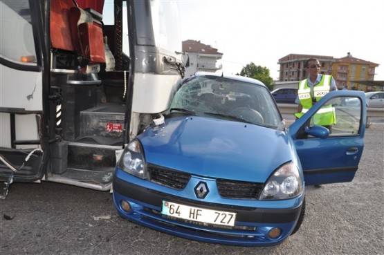 İşçi Servisi Önüne Çıkan Otomobile Çarptı! 1 Ölü