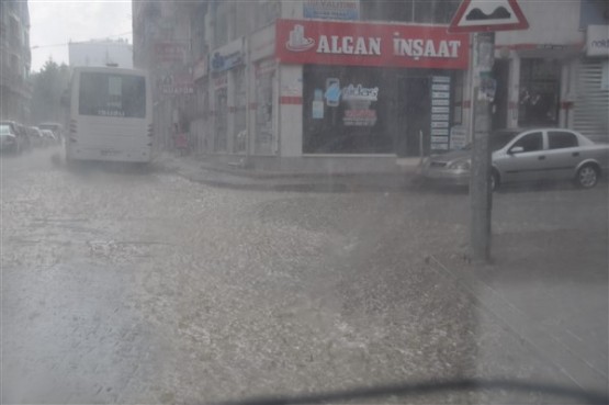 Belediye Başkanı gülücükler saçadursun; şehir resmen dökülüyor!