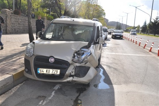 Aniden Dönüş Yapan Otomobil Sürücüsü Önce Ağacı Devirdi Sonra da Takla Attı! 1 Yaralı!