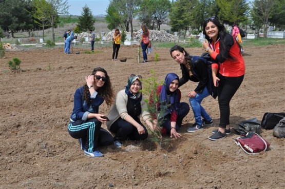 Yeşil Bir Uşak İçin TEMA Gönüllüleri Fidan Dikti!