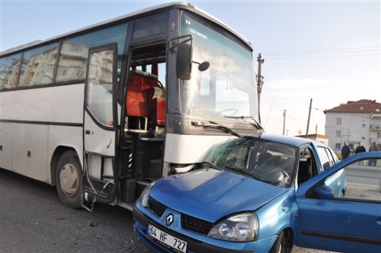 İşçi Servisi Önüne Çıkan Otomobile Çarptı! 1 Ölü