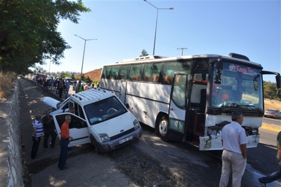 Uşak'ta zincirleme kaza! 15 araç birbirine girdi, 11 yaralı!