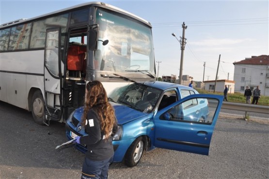 İşçi Servisi Önüne Çıkan Otomobile Çarptı! 1 Ölü