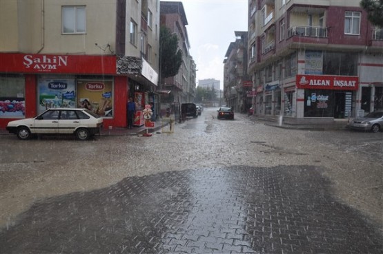 Belediye Başkanı gülücükler saçadursun; şehir resmen dökülüyor!