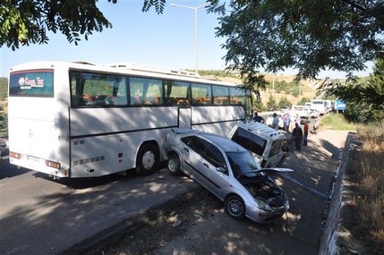 Uşak'ta zincirleme kaza! 15 araç birbirine girdi, 11 yaralı!