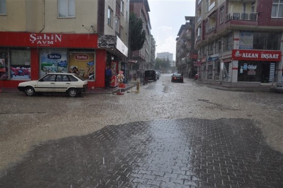 Belediye Başkanı gülücükler saçadursun; şehir resmen dökülüyor!