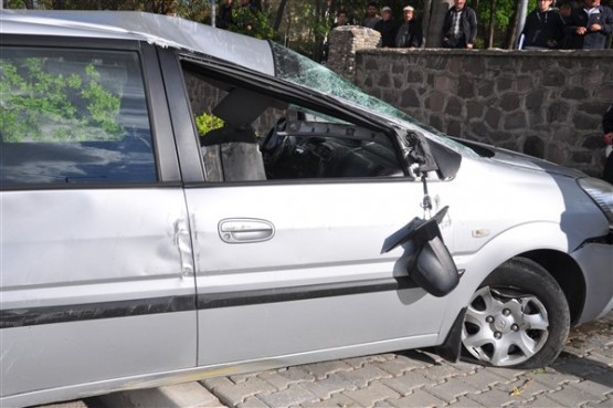 Aniden Dönüş Yapan Otomobil Sürücüsü Önce Ağacı Devirdi Sonra da Takla Attı! 1 Yaralı!