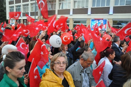 Uşak Halkı 23 Nisan'ı; Fener Alayı İle, Davul Zurna Eşliğinde Yürüyerek, Coşku İçinde Kutladı