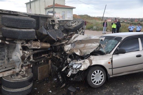 Otomobilin çarptığı süt kamyonu devrildi! 2 yaralı!