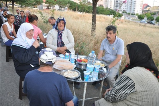 Uşaklı vefakar evlat, iş kazasında hayatını kaybeden annesi için iftar verdi!