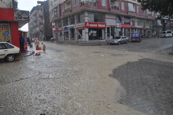 Belediye Başkanı gülücükler saçadursun; şehir resmen dökülüyor!