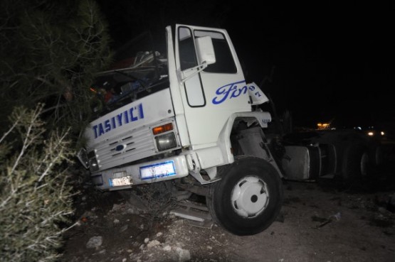 Yolcu otobüsünün çarptığı kamyon, ikiye ayrıldı! 1 ölü, 12 yaralı!