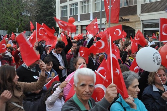 Uşak Halkı 23 Nisan'ı; Fener Alayı İle, Davul Zurna Eşliğinde Yürüyerek, Coşku İçinde Kutladı