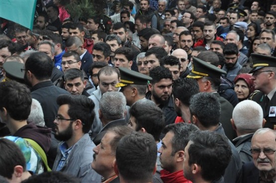 Uşak'ta mahşeri kalabalık şehidini toprağa verirken adeta bağrına bastı!