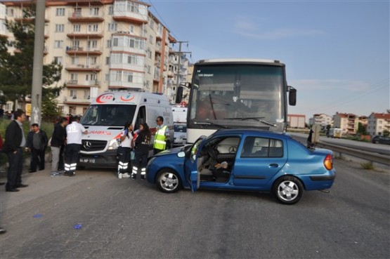 İşçi Servisi Önüne Çıkan Otomobile Çarptı! 1 Ölü