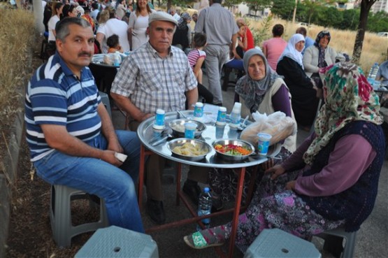 Uşaklı vefakar evlat, iş kazasında hayatını kaybeden annesi için iftar verdi!