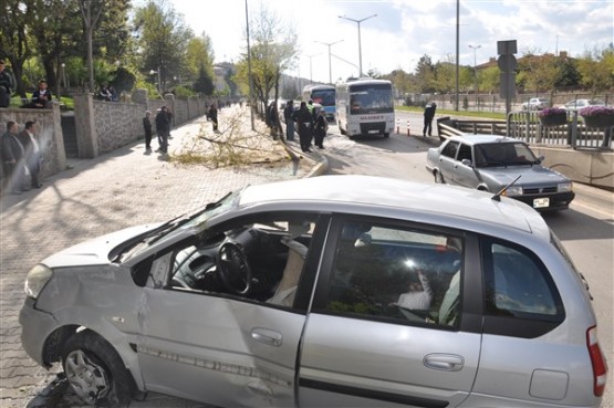 Aniden Dönüş Yapan Otomobil Sürücüsü Önce Ağacı Devirdi Sonra da Takla Attı! 1 Yaralı!